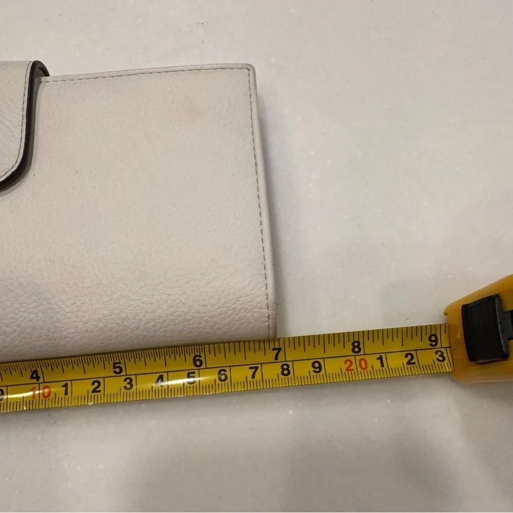 ANTONIO MILANI Women’s White leather long bifold snap close wallet